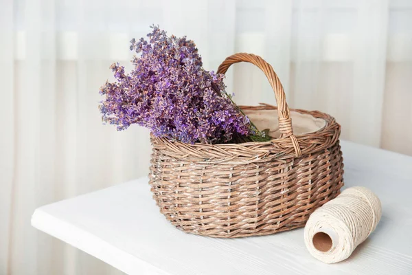 Weidenkorb Mit Lavendelblüten Auf Dem Tisch Drinnen — Stockfoto