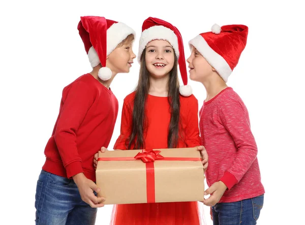 Niedlichen Kleinen Kindern Weihnachtsmützen Mit Weihnachtsgeschenk Box Auf Weißem Hintergrund — Stockfoto