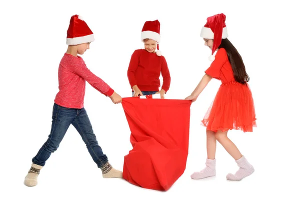 Słodkie Dzieci Santa Kapelusze Czerwony Świąteczny Koszyczek Białym Tle — Zdjęcie stockowe