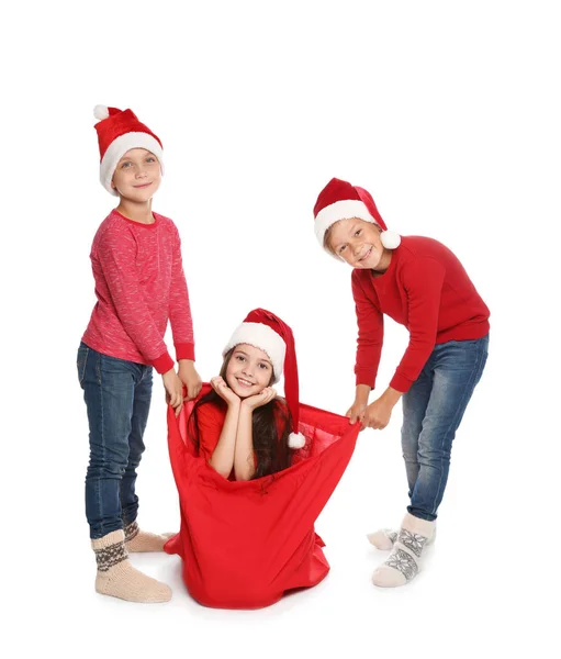 Симпатичні Маленькі Діти Капелюхах Червоною Різдвяною Сумкою Білому Тлі — стокове фото