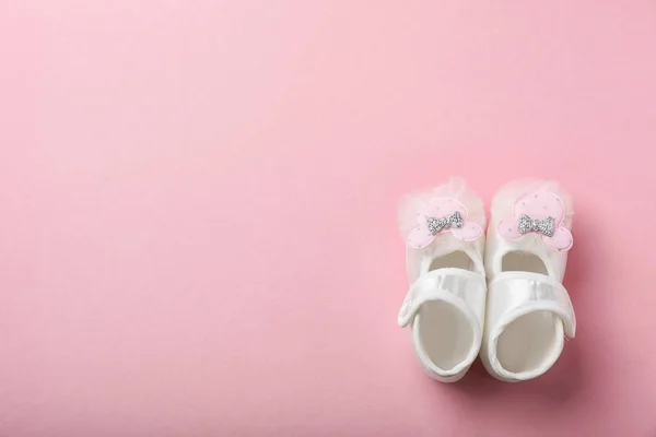 Par Söta Baby Sandaler Färg Bakgrund Ovanifrån — Stockfoto