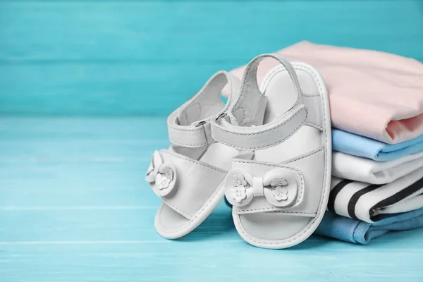 Paar Schattige Baby Sandalen Stack Van Kleren Tafel — Stockfoto