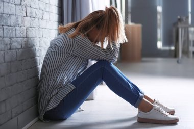 Yalnız kadın evde depresyon