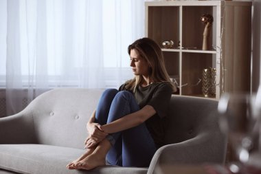 Yalnız kadın evde depresyon