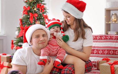 Mutlu çiftimiz Noel şapka evde bebekle