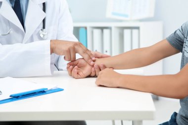 Kontrol küçük çocuğun darbe hastanede doktor