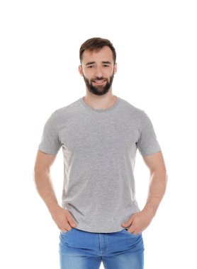 Beyaz zemin üzerine tişört genç adam. Mockup tasarım için