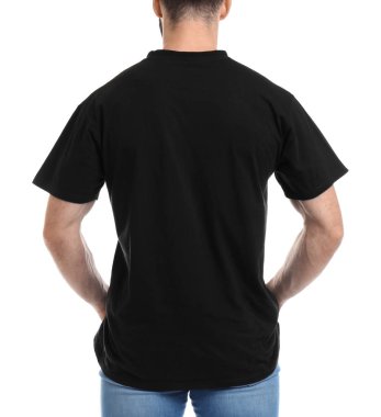 Beyaz zemin üzerine tişört genç adam. Mockup tasarım için