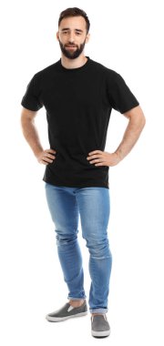 Beyaz zemin üzerine tişört genç adam. Mockup tasarım için