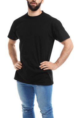 Beyaz zemin üzerine tişört genç adam. Mockup tasarım için