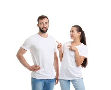 Beyaz arka plan üzerinde genç çift t-shirtler içinde. Mockup tasarım için