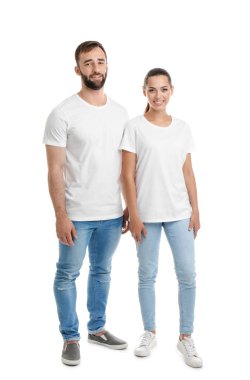 Beyaz arka plan üzerinde genç çift t-shirtler içinde. Mockup tasarım için