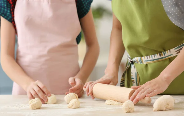 Madre Sua Figlia Preparare Pasta Tavola Primo Piano — Foto Stock