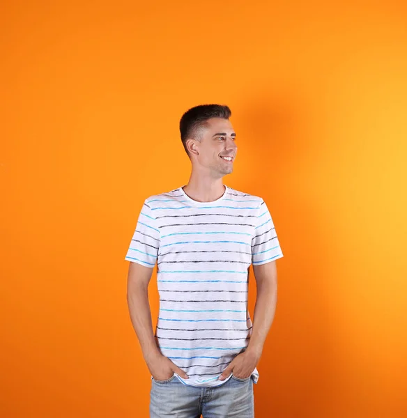 Guapo Joven Sonriendo Sobre Fondo Color — Foto de Stock