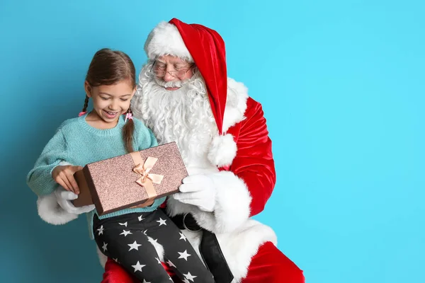 Malá Holčička Dárkový Box Sedí Klíně Autentické Santa Claus Barvu — Stock fotografie
