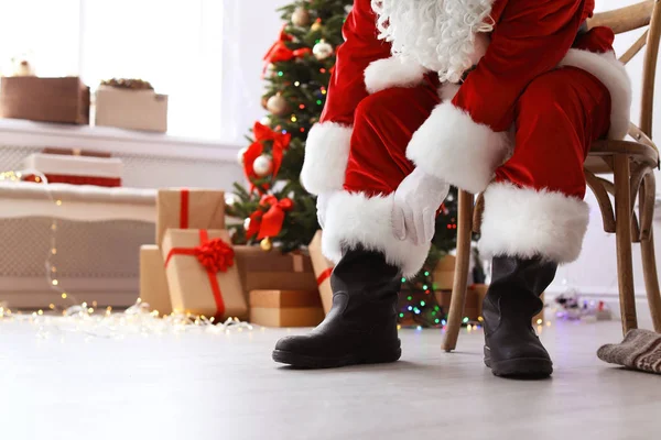 Autêntico Papai Noel Vestindo Trajes Tradicionais Dentro Casa — Fotografia de Stock
