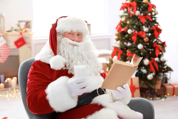 Auténtico Santa Claus Con Vaso Leche Libro Lectura Interior —  Fotos de Stock