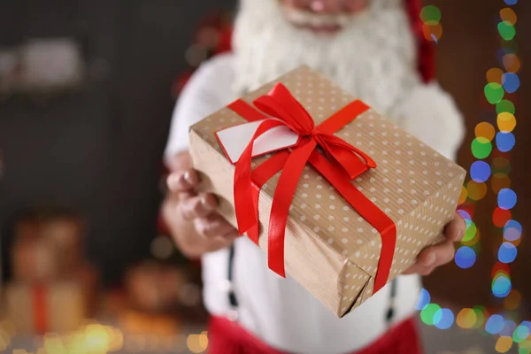 Papai Noel Autêntico Com Caixa Presente Dentro Casa — Fotografia de Stock