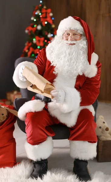 Autêntico Papai Noel Leitura Lista Desejos Dentro Casa — Fotografia de Stock