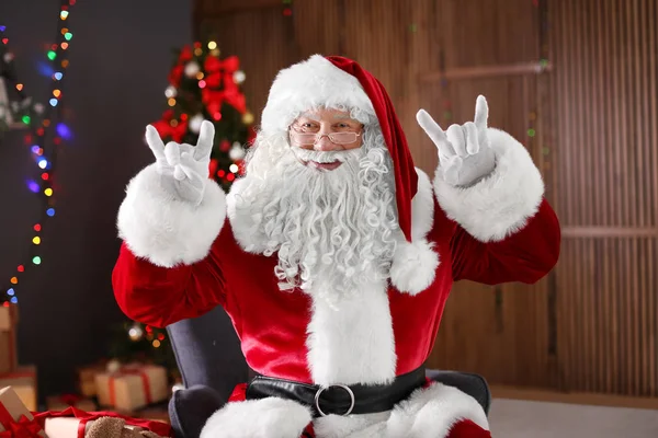 Autentiska Santa Claus Visar Roliga Gester Inomhus — Stockfoto