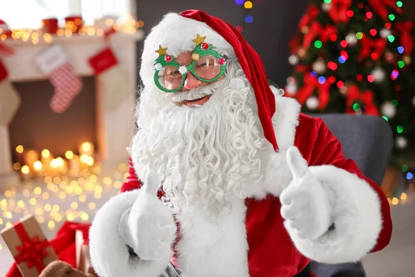 Auténtico Santa Claus Con Gafas Divertidas Interior —  Fotos de Stock