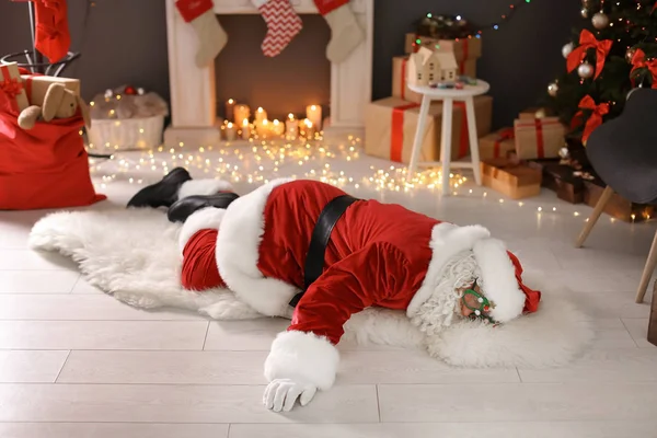 Autentyczny Święty Mikołaj Leżącego Podłodze Pomieszczeniu — Zdjęcie stockowe