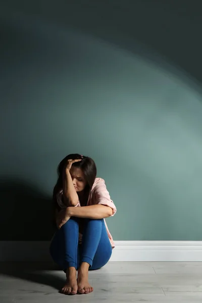 Mujer Joven Deprimida Suelo Cerca Pared Color — Foto de Stock