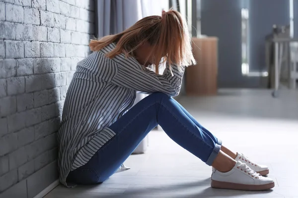 Osamělá Žena Trpí Depresí Doma — Stock fotografie