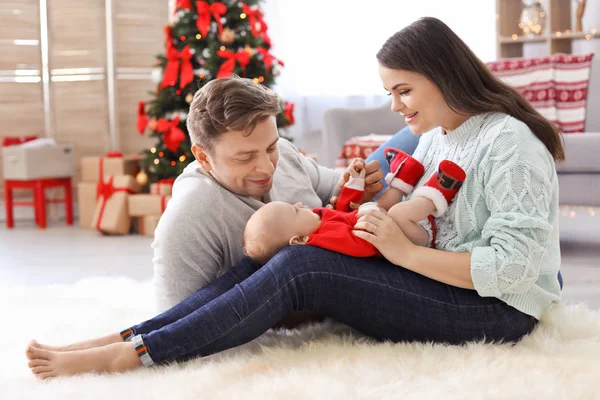 Pareja Feliz Con Bebé Celebrando Navidad Juntos Casa —  Fotos de Stock