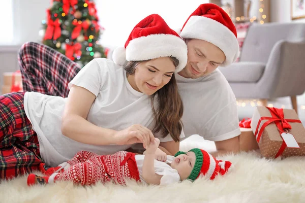 Lyckliga Par Med Baby Jul Hattar Hemma — Stockfoto