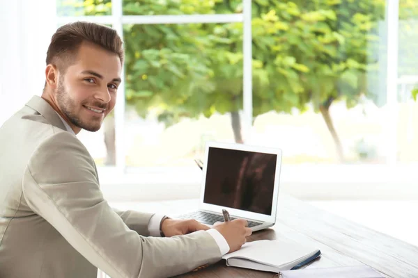 Homem Escritório Usar Laptop Mesa Dentro Casa — Fotografia de Stock