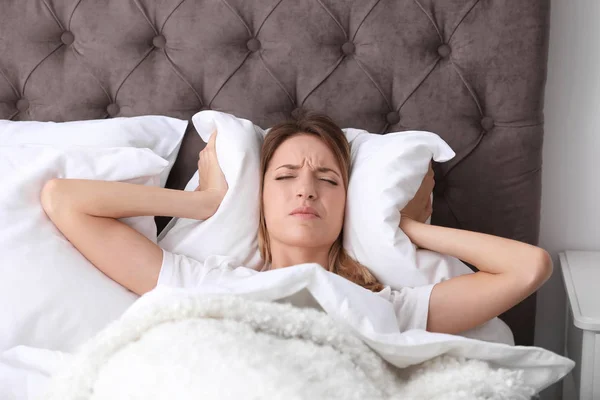 Jonge Vrouw Die Betrekking Hebben Oren Met Kussen Terwijl Het — Stockfoto