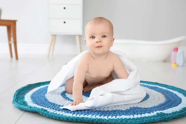 Mignon Petit Bébé Avec Serviette Douce Sur Tapis Dans Salle — Photo