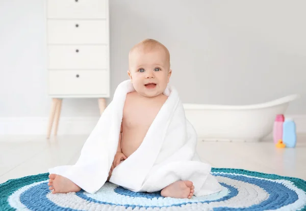 Mignon Petit Bébé Avec Serviette Douce Sur Tapis Dans Salle — Photo