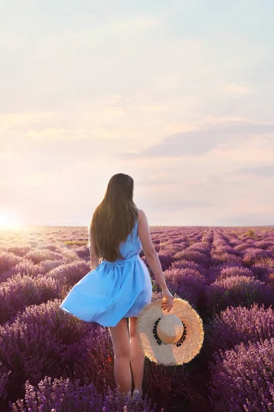 Jeune Femme Dans Champ Lavande Jour Été — Photo