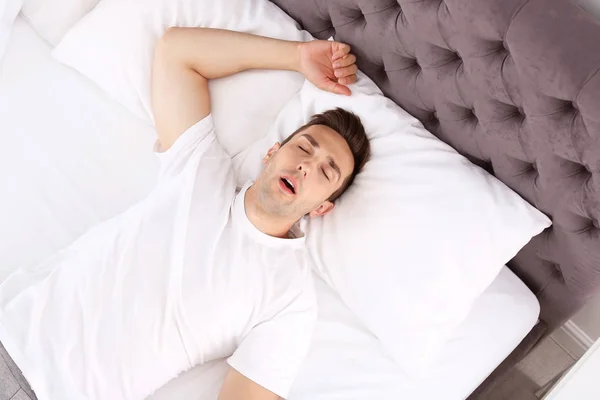 Genç Adam Evde Yatakta Üstten Görünüm Uyku — Stok fotoğraf