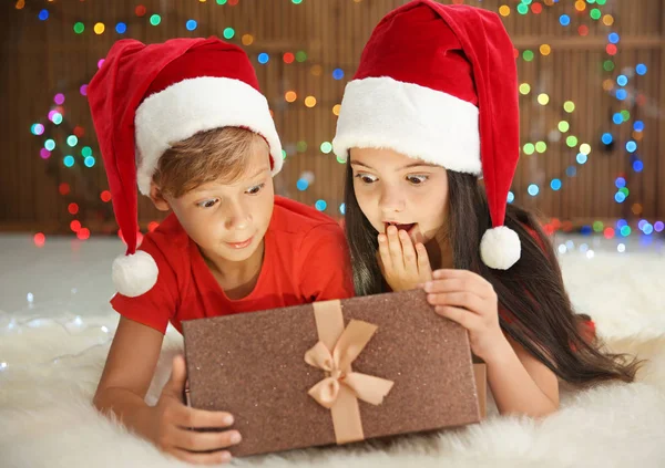 Niedliche Kleine Kinder Weihnachtsmützen Öffnen Weihnachtsgeschenkbox Auf Dem Boden — Stockfoto
