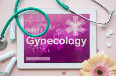 Stetoskop, çiçek ve tampon renk arka plan üzerinde düz yatıyordu kompozisyonu. Jinekolojik Check-up
