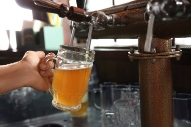 Bar, closeup cam içine dokunun biralarından dökme barmen