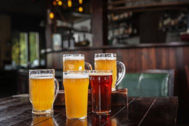 Ahşap masa lezzetli bira gözlük çubuk