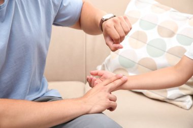 Kontrol küçük çocuğun darbe, closeup genç adam