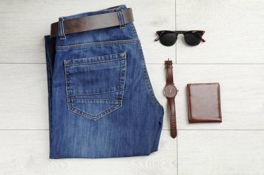 Mavi jeans ve aksesuar ahşap arka plan üzerinde düz yatıyordu kompozisyonu