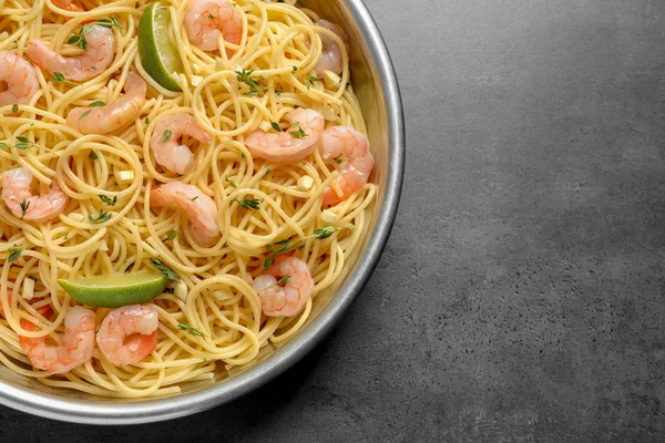 Spagetti ve gri arka plan üzerinde karides ile tavada kızartma, sayfa görünümü