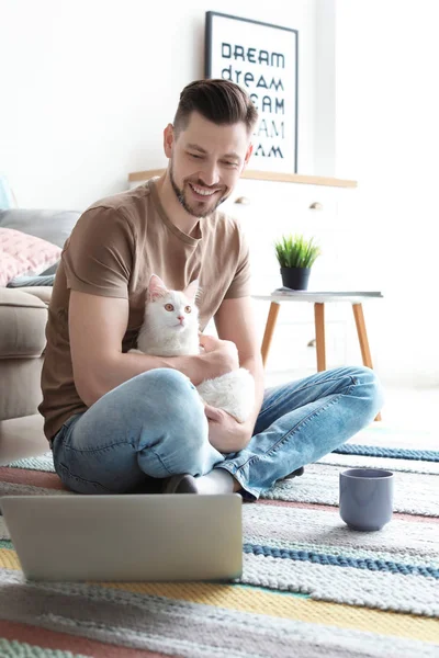 Junger Mann Mit Süßer Katze Und Laptop Hause — Stockfoto