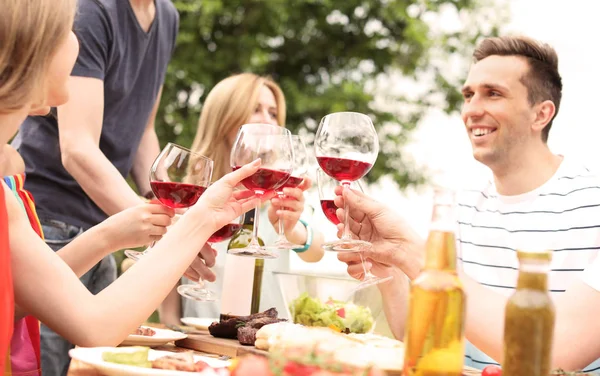 Jóvenes Con Copas Vino Mesa Aire Libre Barbacoa Verano —  Fotos de Stock