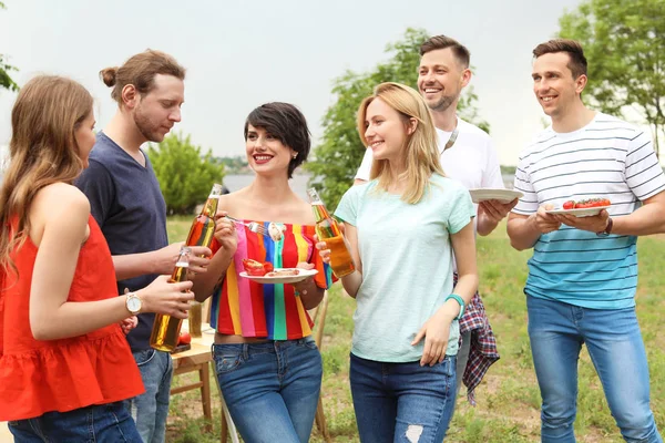 年轻人用瓶装啤酒和户外食物 夏季烧烤 — 图库照片