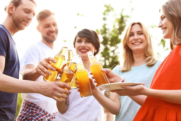 Młodzi Ludzie Butelek Piwa Jedzenia Zewnątrz Letnie Grillowanie — Zdjęcie stockowe