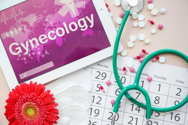 Tasainen Lay Koostumus Stetoskooppi Tabletti Kalenteri Väri Tausta Gynekologinen Tarkastus — kuvapankkivalokuva