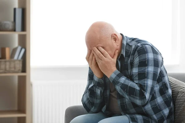 Uomo Anziano Depresso Seduto Sul Divano Casa — Foto Stock