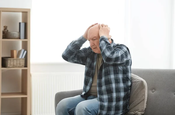 Uomo Anziano Depresso Seduto Sul Divano Casa — Foto Stock